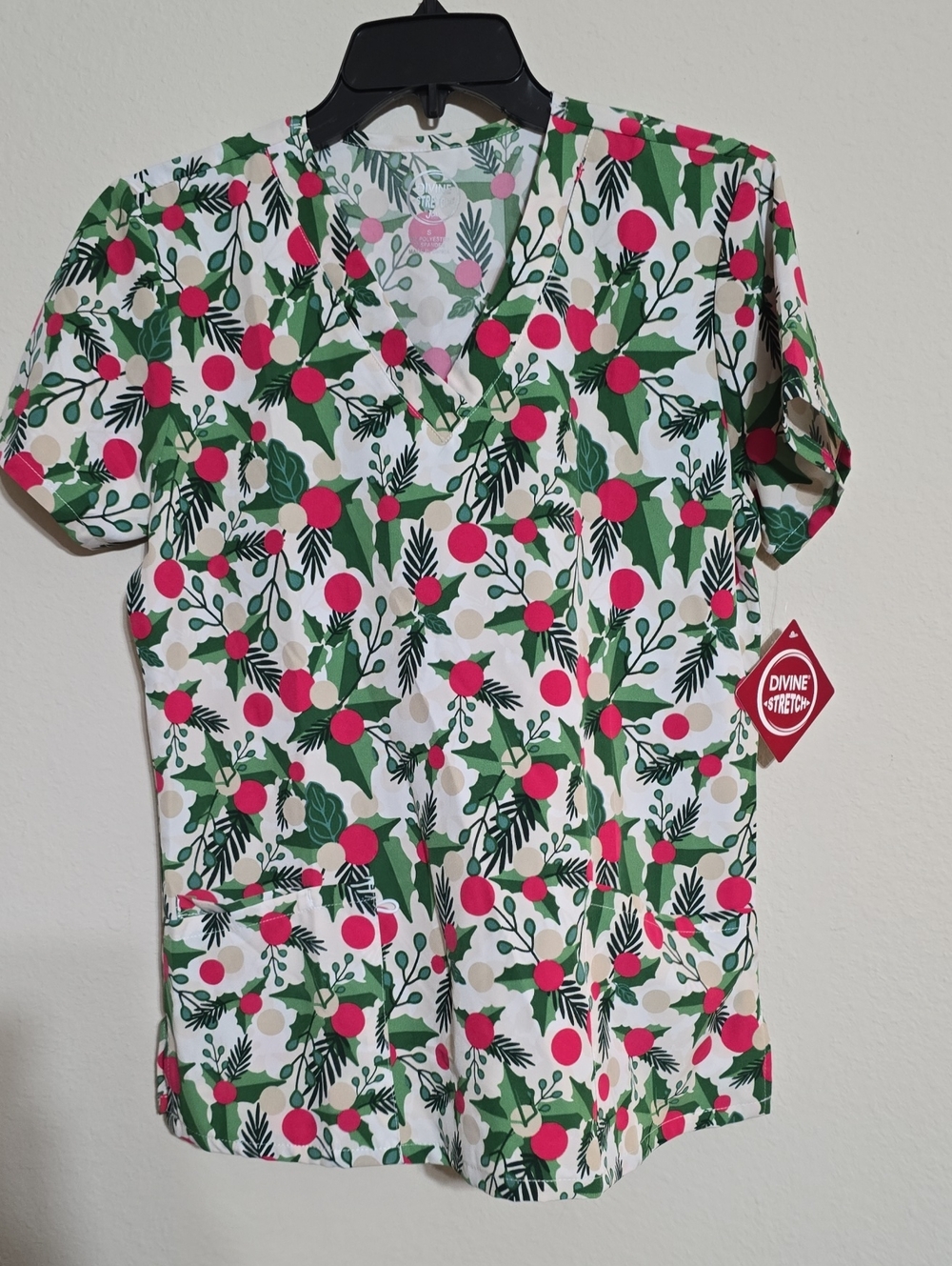NWT Divine Stretch Womens Holiday Print Scrub Top - Holly Berries Size S